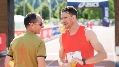 Viktor Röthlin und Dario Cologna, der den Halbmarathon auf dem 29. Platz beendet mit einer Zeit von 1:20. (Bild: Boris Bürgisser)