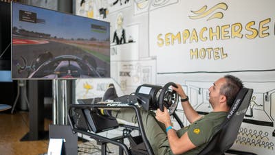Ali Dapar aus Bern testet den Formel-1-Simulator im Hotel Sempachersee. (Bild: Roger Grütter (Nottwil, 3. September 2022))