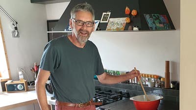 Der Gaiser Ofenbauer Erich Scheuss in seiner Küche, wo er sogar mit Holz kochen kann (Bild: Karin Erni)