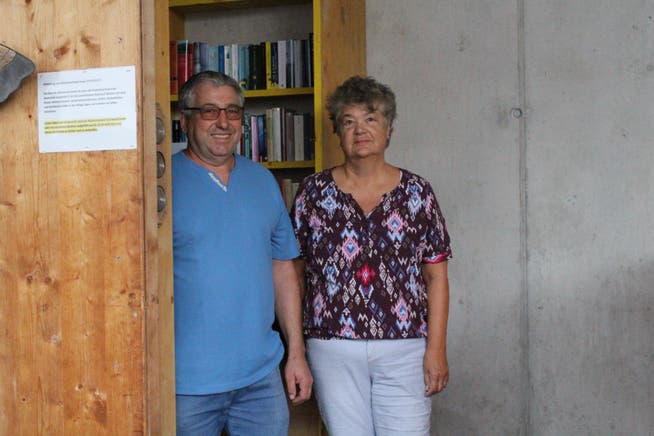Barbara und Hans Marti vor dem offenen Bücherschrank.