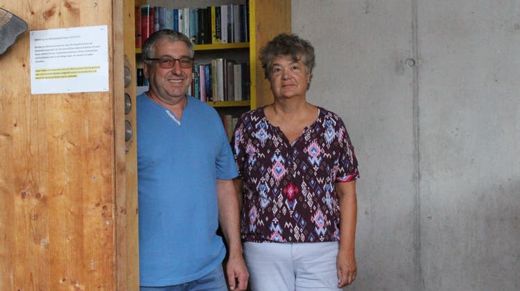 Barbara und Hans Marti vor dem offenen Bücherschrank. (Christian Sutter)