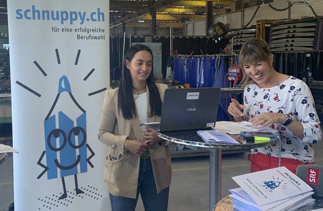 Die Lernende Felisa Scherrer und Nationalrätin Diana Gutjahr stellen «Schnuppy.ch» vor.
