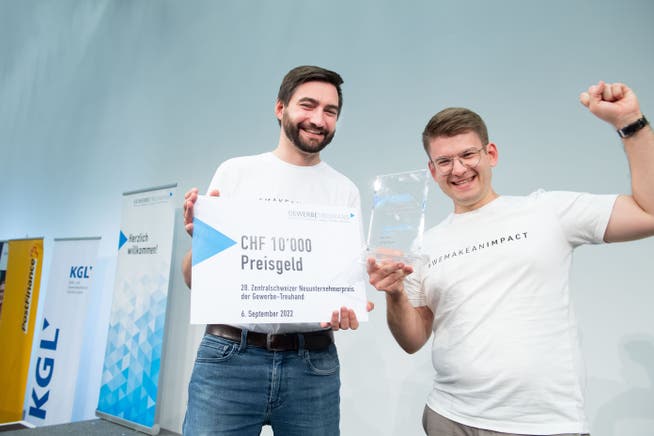 In Abwesenheit der Gründer nahmen die beiden Mitarbeiter Martin Isenschmid (links) und Nando Schoch den Preis entgegen. 