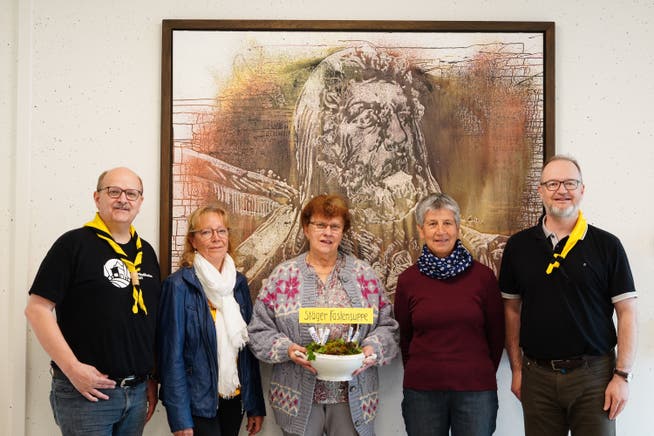 Spendenübergabe für das Pfadiheim Uri (von links): Othmar «Tutti» Arnold, Elisabeth Gnos, Trudy Jauch, Dora Gnos und Thomas «Ifer» Gasser.