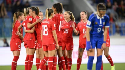 Die Schweizerinnen jubeln über einen Rekordsieg gegen Moldawien. (Laurent Gillieron / KEYSTONE)