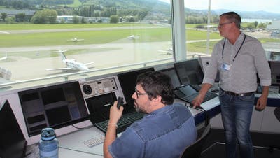 Flugverkehrsleiter Andy Wirth (links) und Max Mumenthaler, Flugsicherheitschef am Flughafen St.Gallen-Altenrhein, erfüllen eine Aufgabe, die «rasch komplex werden kann». (Bild: Gert Bruderer)