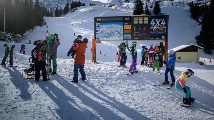 In den Skigebieten ist diesen Winter mit einer leichten Preiserhöhung zu rechnen. (Bild: Michel Canonica)