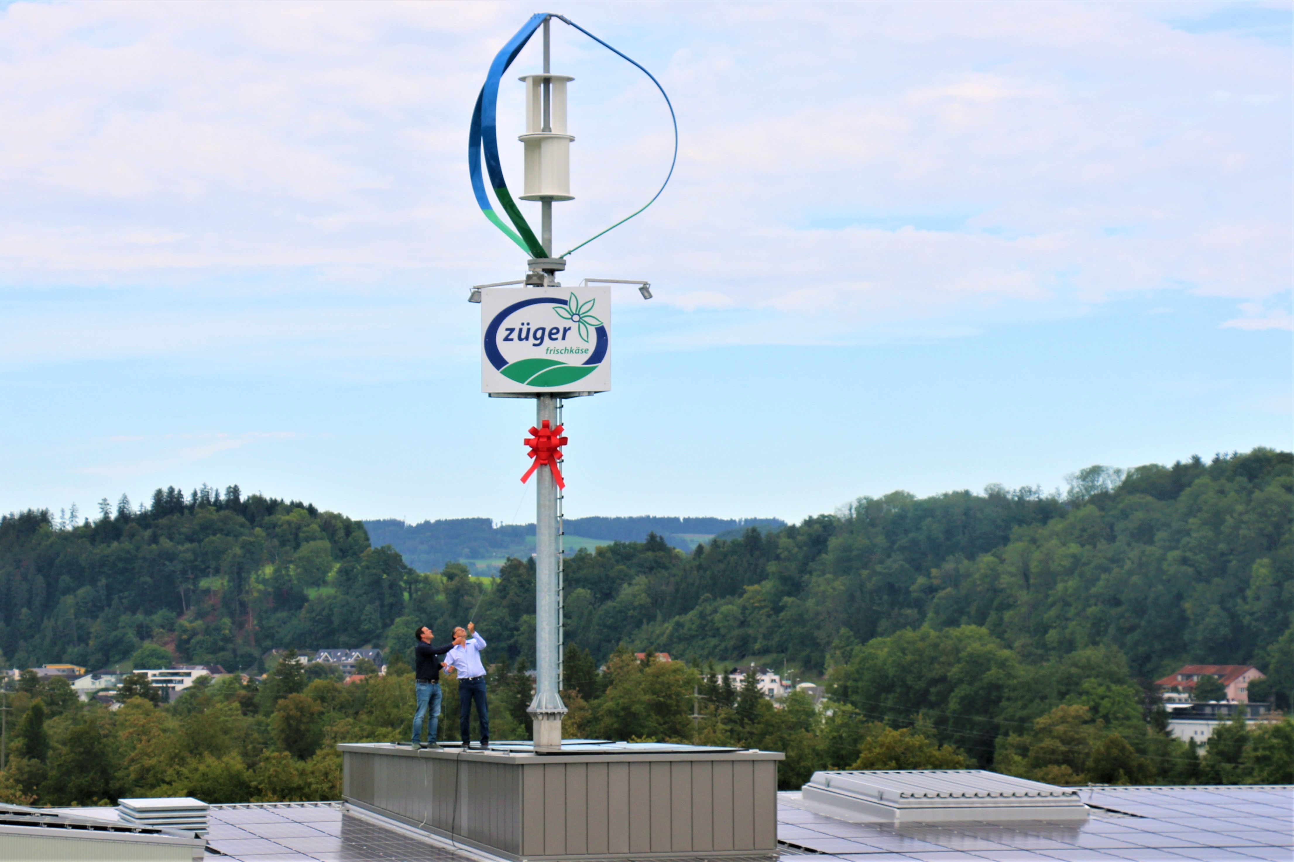 Firma Züger Frischkäse AG hat nun eine Windturbine auf dem Dach