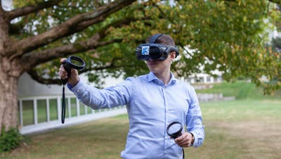 Mit Brille und Controller taucht man in die «Virtual Reality» ab. (Bild: Florian Arnold (Altdorf, 22. Juli 2022))