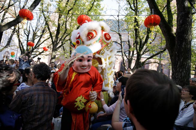 Der Verein Mondfest Basel lädt am Samstag wieder auf den Münsterplatz zum traditionellen Chinesischen Mondfest ein. Auf dem Bild ein Eindruck vom Fest im Jahr 2017.