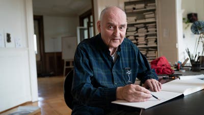 Harald Naegeli beim Zeichnen der Fotografin während des Gesprächs in seinem Atelier in Zürich. (Andrea Zahler)