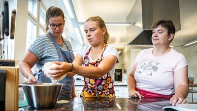 Modulteilnehmerinnen in der Übungsküche am Arenenberg. Hier lernen sie die Grundlagen des Kochens. (Bild: Andrea Tina Stalder)