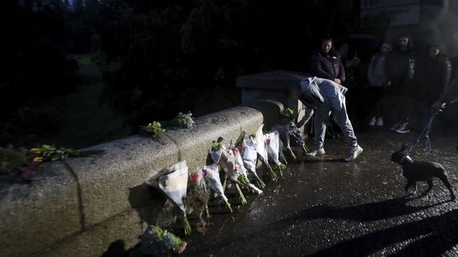 Die Menschen legten im Gedenken an die verstorbene Königin Blumen nahe Balmoral nieder.