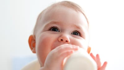 Die beste Allergieprävention ist die Muttermilch. Wird ein Baby nicht (mehr) gestillt, reicht eine herkömmliche Säuglingsmilch. (Bild: Steven Errico / Digital Vision)