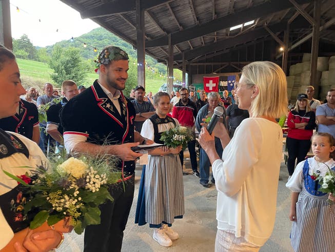 Die Aarauer Stadträtin Suzanne Marclay-Merz überreicht Eidgenosse Tobias Widmer ein Geschenk.