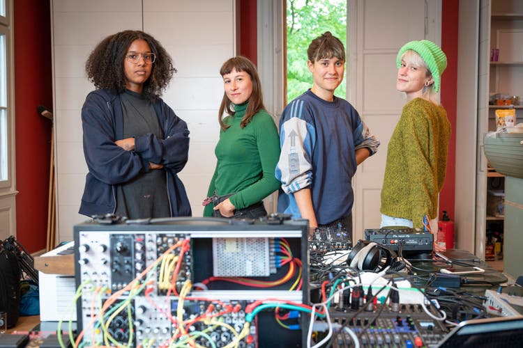Binta Kopp, Morena Barra, Claude Bühler und Anna Villiger arbeiten derzeit im Frauenpavillon St.Gallen an einer audiovisuellen Soundperformance.