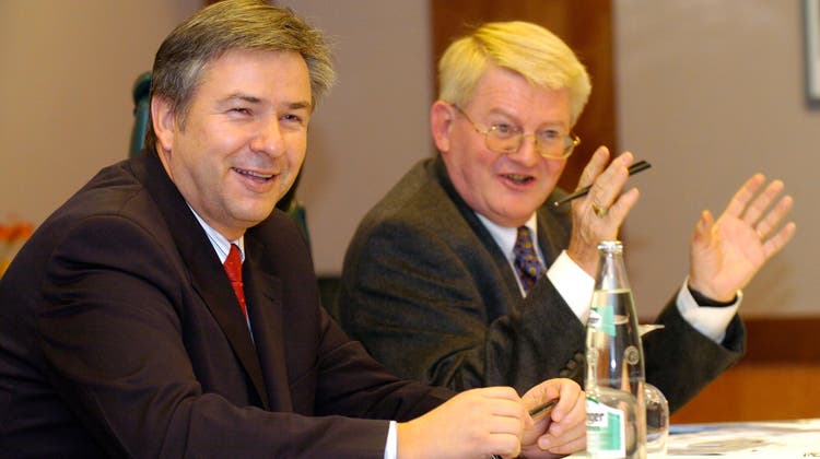 «Basel braucht ein Gesicht»: Klaus Wowereit, damals Regierender Bürgermeister von Berlin, warb bei seinem Besuch für das Regierungspräsidium (rechts der damalige Staatsschreiber Robert Heuss). (Bild: Dominik Plüss (10. November 2004))
