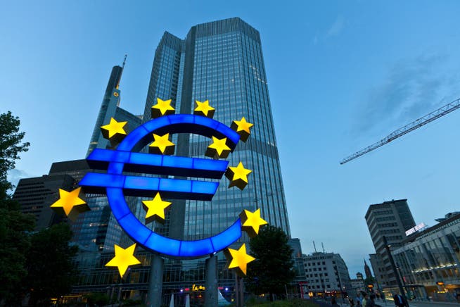 Das Euro-Signet der Europäischen Zentralbank EZB an der Kaiserstrasse in Frankfurt am Main, Deutschland.