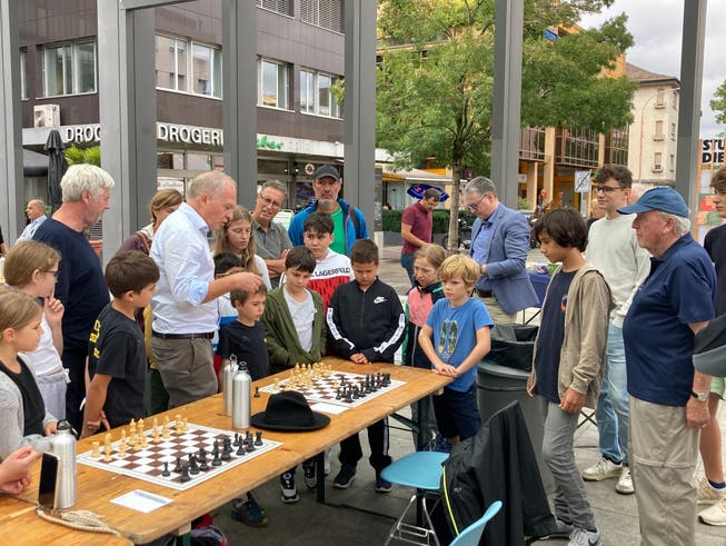 Peter Pfiffner, Mitglied im Rotary-Club Zürich-Limmattal, spielte in der Markthalle Dietikon simultan Schach gegen 26 Personen.