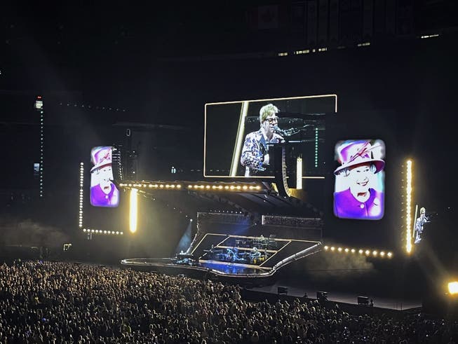 Elton John gedachte beim Konzert in Toronto der Queen.