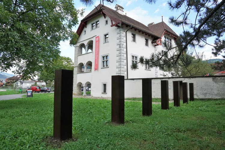 Josef Maria Odermatts Skulpturen stehen wie «Wegweiser» vor dem zweiten Eingang zum Museumshof des Winkelriedhauses. Das Kunstwerk heisst «Der Weg».