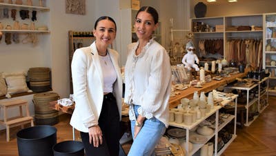 Luchiya Santabarbara und Jouana Rhyner in ihrem neuen Laden an der Freiestrasse, der nach dem B2B-Modell funktioniert. (Bild: Samuel Koch)