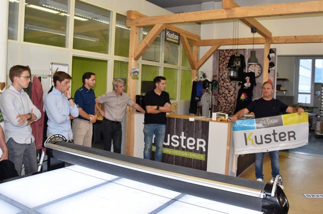 Geschäftsführer Damiano Fusco präsentiert das breite Angebot der Druckerei Kuster.