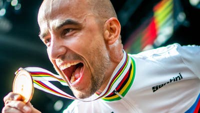 Der beste Mountainbiker aller Zeiten nach dem zehnten Weltmeistertitel: Nino Schurter. (Maxime Schmid / EPA)