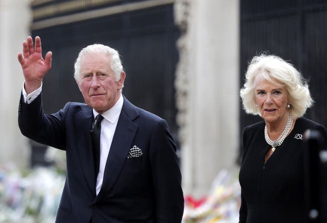 Charles ist bereits zum Zeitpunkt des Todes von Königin Elizabeth II am Donnerstag König geworden. Das ist so geregelt, damit das Land zu keinem Zeitpunkt ohne Monarchen dasteht.