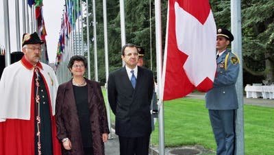 Vor 20 Jahren wird in Genf – aus Anlass des UNO-Beitritts – erstmals die Schweizer Fahne gehisst. Mit dabei: alt Bundesrätin Ruth Dreifuss. (Twitter/UNGeneva)