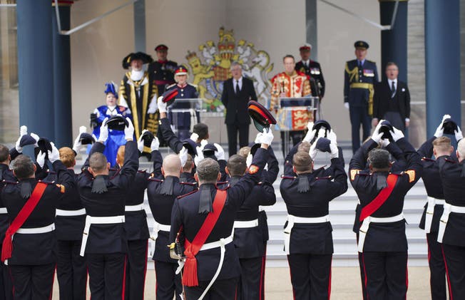 Mitglieder des 3. Bataillons des Royal Welsh Regiments jubeln dem neuen König bei der Thronbesteigungszeremonie im Cardiff Castle zu, bei der König Charles III. nach dem Tod von Königin Elisabeth II. am Sonntag, den 11. September 2022, öffentlich zum neuen Monarchen ausgerufen wird.