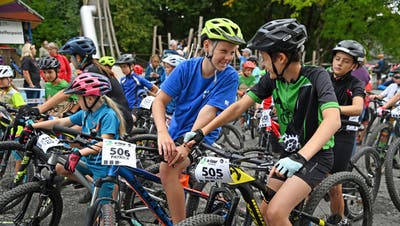 20 Jahre o-tour Bike Marathon Obwalden. Das Rennen für Teenager (8- bis 14-jährige Biker) auf dem 500 Meter langen Parcours macht trotz Wartezeit auf den Einzelstart Spass. (Bild: Robert Hess (Alpnach, 10. September 2022))