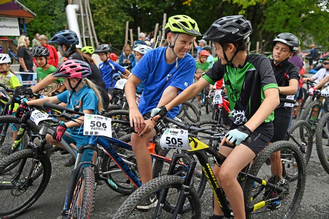 20 Jahre o-tour Bike Marathon Obwalden. Das Rennen für Teenager (8- bis 14-jährige Biker) auf dem 500 Meter langen Parcours macht trotz Wartezeit auf den Einzelstart Spass. 