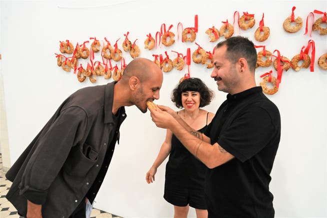 Eindrückliche türkische Performance. Im Bild von links Kurator Benjamin Sunarjo und die Performer Gülay Chay und Mustafa Boga.