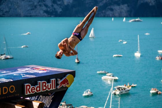 Urskive magasin Adskillelse Sisikon: Red Bull Klippenspringen vor Tausenden Fans