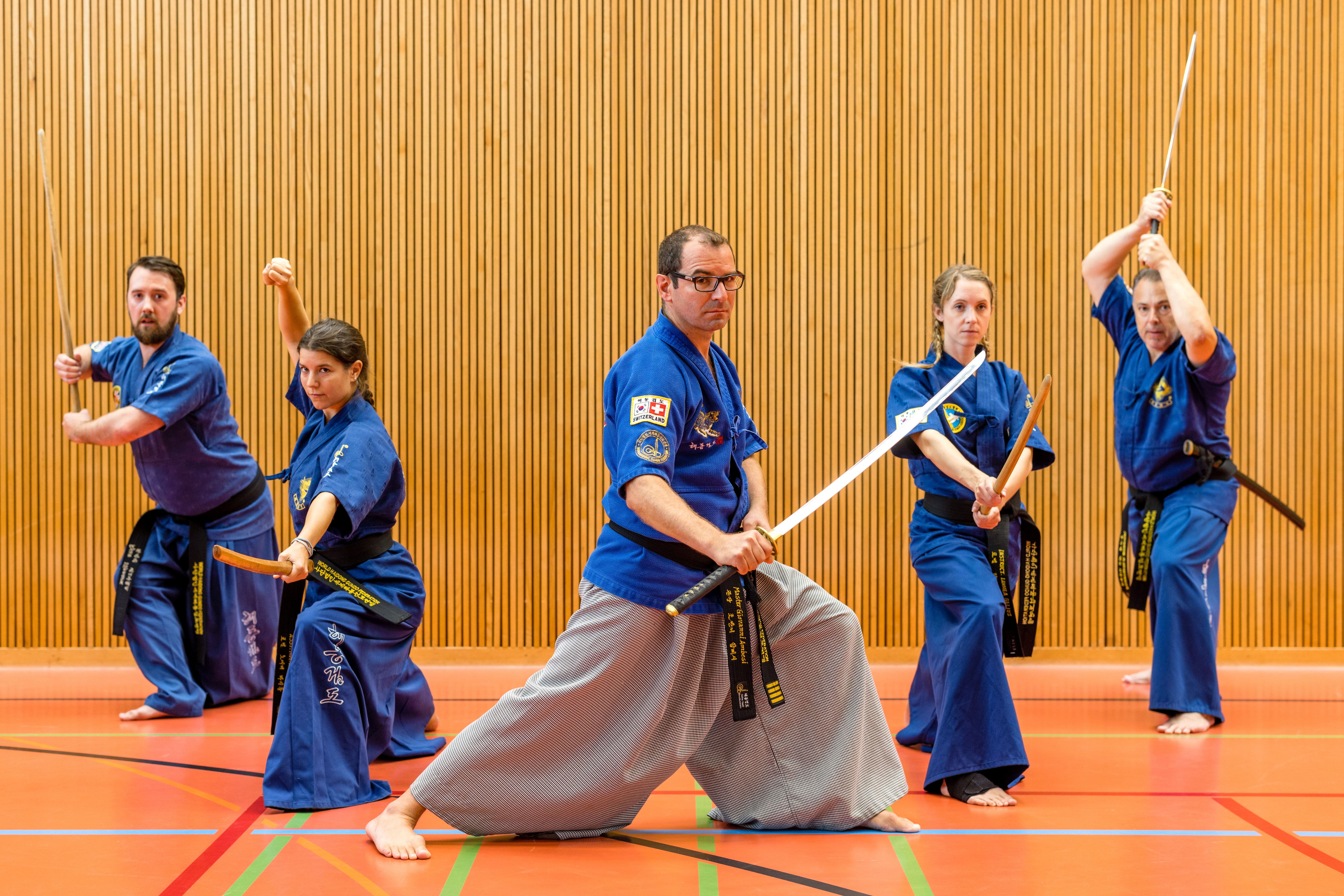 Giovanni Ambesi, Mitte, mit einer Gruppe während dem Lehrgang für Master und Instruktoren der koreanischen Schwertkampfkunst Haidong Gumdo.