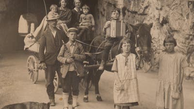 Auf der Flucht ins Tessin: Die jenische Familie Franz und Frida Huser-Storrer 1929 auf der Axenstrasse. (Privatarchiv Isabella Huser)