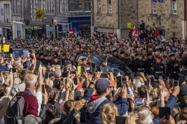 Die Trauerprozession durch Edinburgh