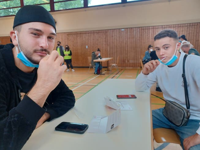 Auch sie wollen Dylan helfen: Emanuel Damiano und Fabio Riolo (von links) beim Wangenabstrich in der Öflinger Sporthalle.