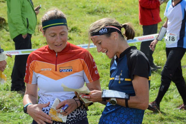 Simone Niggli-Luder (rechts) analysiert mit einer weiteren Teilnehmerin nach dem Rennen die Strecke und die darauf anzulaufenden Posten.