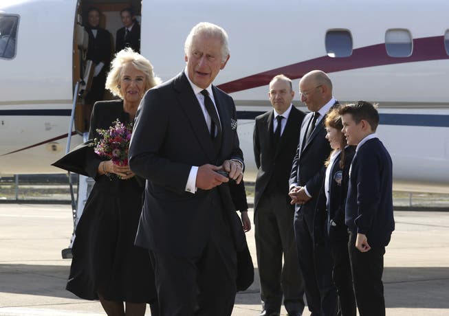 Charles III. ist erstmals als König in Nordirland eingetroffen.