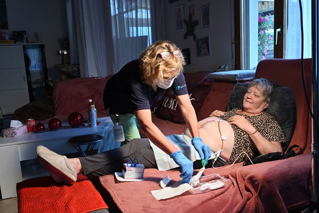 Eine Pflegefachfrau der Spitex besucht eine Patientin in ihrem Zuhause.