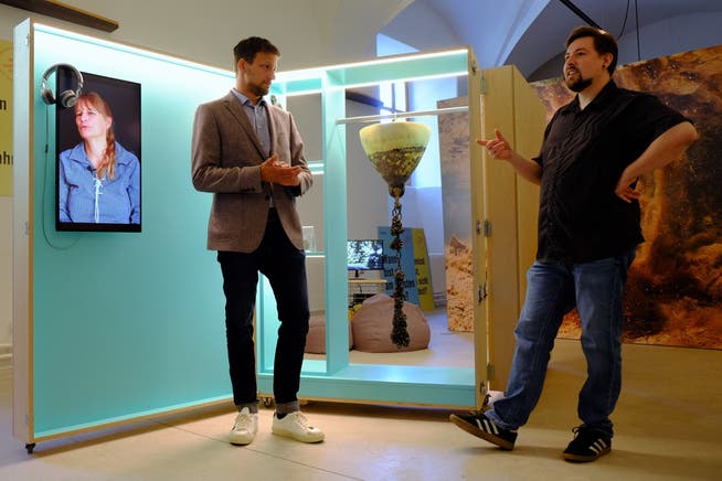 Museumsleiter Christian Hunziker und Mitarbeiter Julian Fitze in der Pop-up-Ausstellung «Küsse, Kajaks, Katastrophen».
