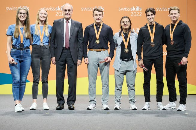 Zwei Thurgauerinnen, zwei Silbermedaillen und ein Bundesrat: Maria Näf, Julia Koch und Guy Parmelin zusammen mit den weiteren Medaillengewinnern der Kategorie Entrepreneurship.