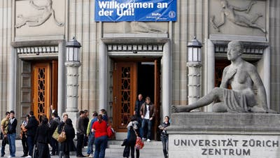 Die Zahl der Studierenden ist an der Universität Zürich gegenüber dem Vorjahr leicht gesunken, von rund 28'100 auf 27'800, die Uni am Donnerstag mitteilte. (Keystone)