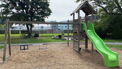 Mit seiner Lage an der Limmat und naturnahen Atmosphäre stellt der Spielplatz Unterrohr sowohl für Kinder als auch Eltern ein attraktiver Ort dar. (Michelle Künzler)