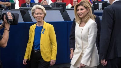Dresscode Gelb-Blau: Ursula von der Leyen mit der ukrainischen First-Lady Olena Selenska am Mittwoch im EU-Parlament. (Keystone)