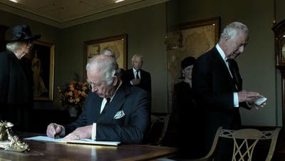 «Das passiert jedes verdammte Mal»: König Charles III. schimpft über auslaufenden Stift