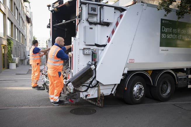 Sind bis 2030 fast alle elektrisch unterwegs: Mitarbeiter von Entsorgung + Recycling Zürich auf Papiersammeltour. (September 2019)