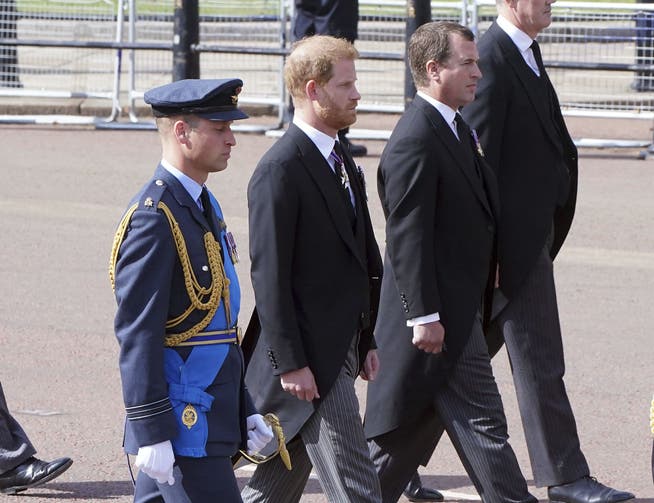 Der 40 Jahre alte William (links) trug als Thronfolger und arbeitender Royal Militäruniform, der vom Königshaus abtrünnige Harry (37) einen Traueranzug.
